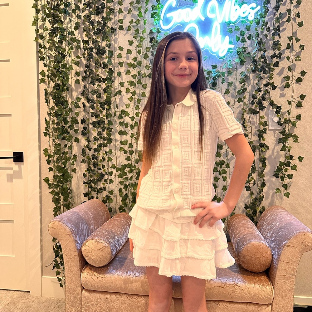 Chic White Abercrombie textured button down top.